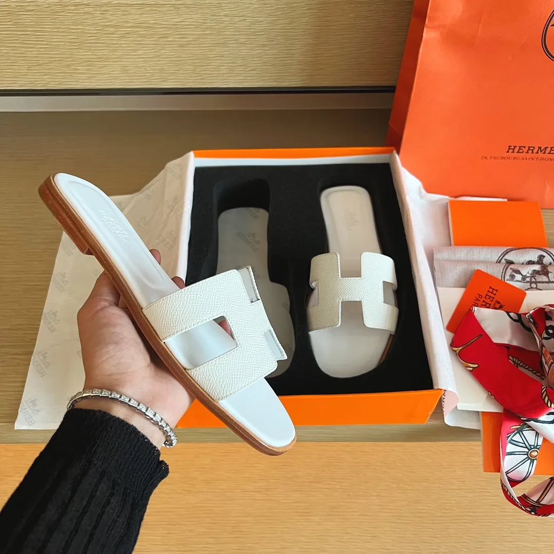 👟👟Ex-factory price 480👟👟 Women's Shoe Factory [Palmprint All-Inclusive Midsole] (Hermès) Upgraded packaging, upgraded version and workmanship materials. Hermes®🔴The highest version of handmade shoes on the market👟👟 👟👟 Top product Hermès slippers🐎 —————————— The 2022 early spring new model is the same as the original version, purely handmade by masters! ❥High-end customization, exclusive products, the highest version in the industry⚠❥Using: Hermers upper: Italian imported cowhide + original custom-grade Australian sheepskin feet + genuine leather outsole (pursuing top walking comfort) 👟👟 ~~〰〰〰〰❥ Packaging: ✔🚦Pay attention to the exclusive top-level exclusive packaging 〰The original top quality is on sale━━━━Hermes━━━━━ size: 35-40 (34.41.42 custom-made, non-refundable)